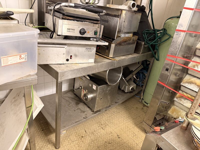 Table de travail inox usée — M-0046