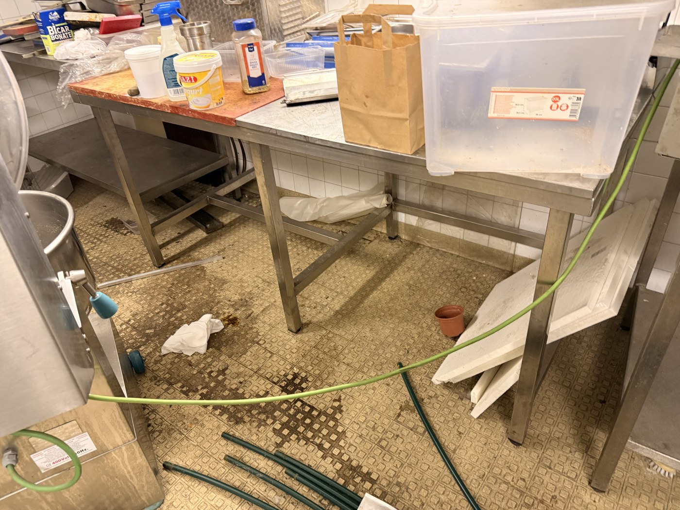 Lot de tables de travail inox et billot — M-0057