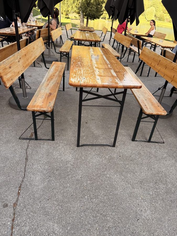 Table en bois + 2 bancs — matériel de restauration d'occasion
